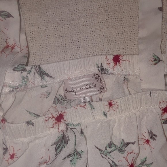 BAILEY and Chloe cold shoulder pretty floral top small - Picture 2 of 9
